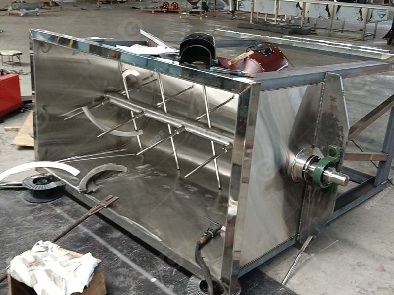 Horizontal mixer blender with automatic discharge system