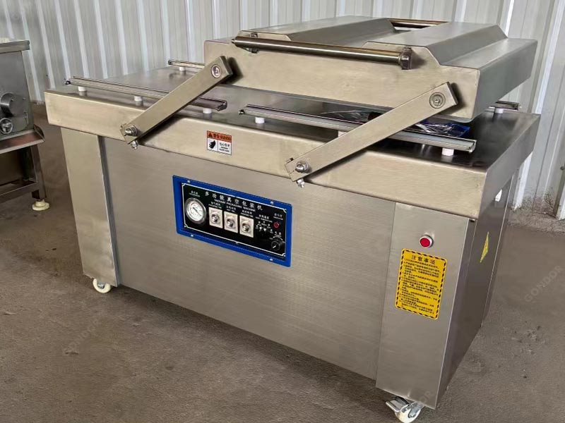 Double chamber machine for food packaging