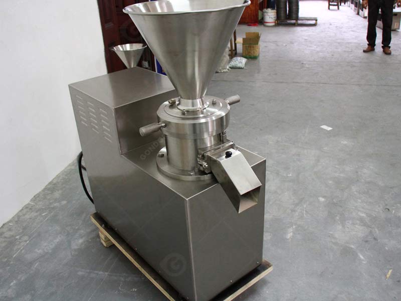 Cacao grinding machine for raw cacao beans