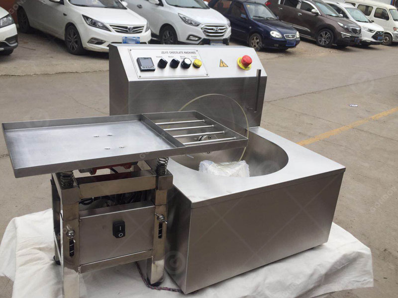 Vibrating table for chocolate with digital control panel