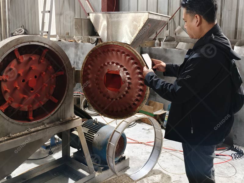 Metal powder crushing machine for powder metallurgy