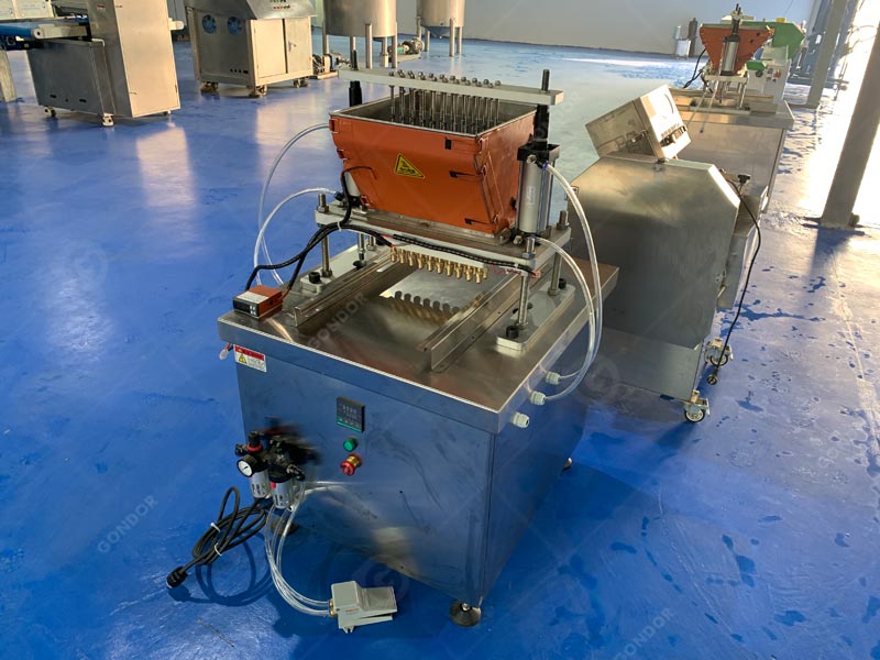 Automatic chocolate moulding machine for commercial production