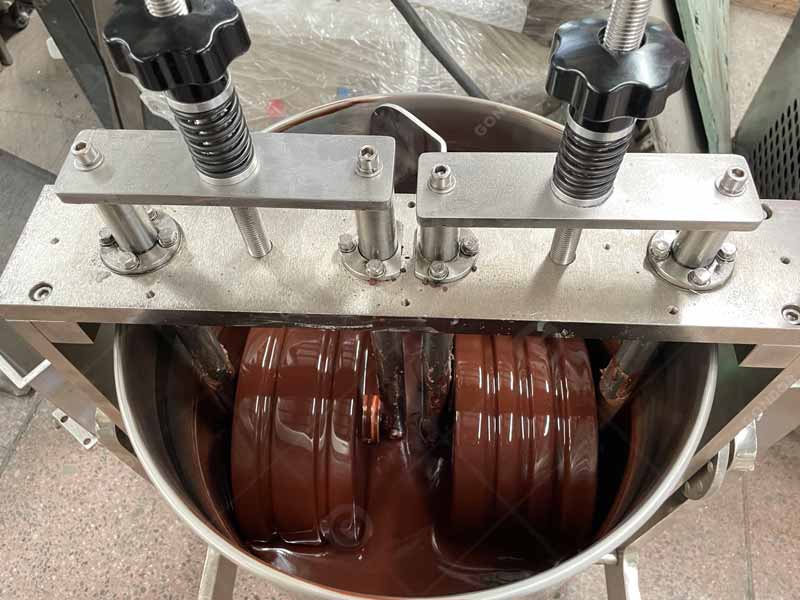 Automatic stone melanger for chocolate grinding