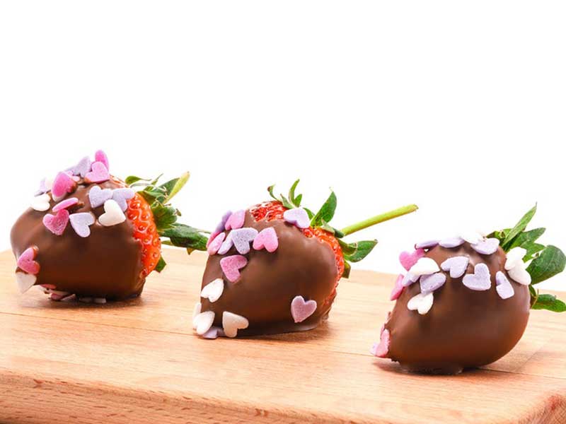 Customizable strawberry dipping machine to meet various chocolate - covered strawberry designs