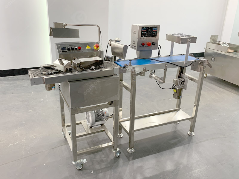 Versatile chocolate dipping machine suitable for various shapes and sizes of confectionery items