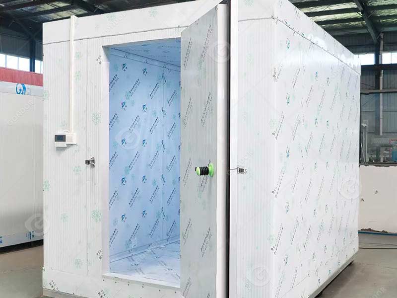 Cold storage room with humidity control for fresh produce storage