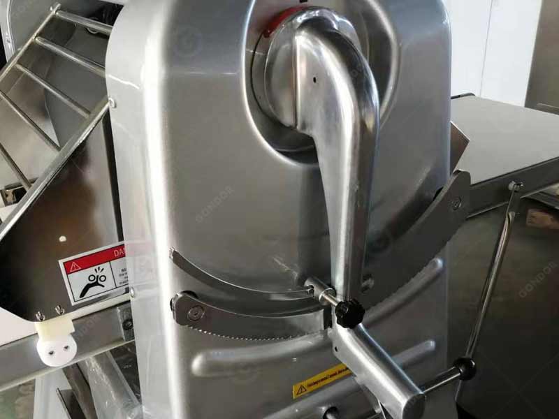 Compact pastry dough sheeter machine for small pastry shops