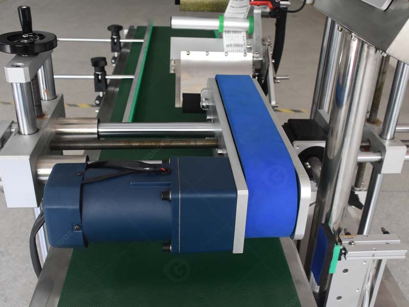 Efficient flat box labeling machine for high - volume box labeling