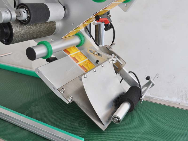 User - friendly automatic flat labeling machine for various industries