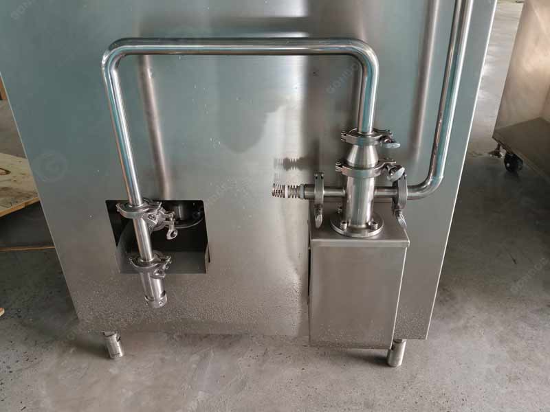 Compact ice cream freezing machine for small shops