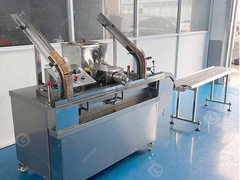 Sandwich biscuit machine with nut butter filling