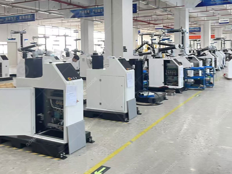 compact universal robots palletizing station